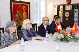 Bà Anjuska Marija Weil (bên trái, thứ 2), Chủ tịch Hội hữu nghị Thụy Sĩ – Việt Nam. (Ảnh: Doãn Tấn/TTXVN)