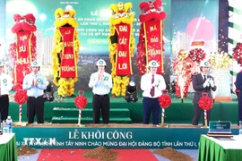 Nguyên Chủ tịch nước Trương Tấn Sang và lãnh đạo tỉnh Tây Ninh thực hiện nghi thức khởi công dự án. (Ảnh: Thanh Bình/TTXVN)