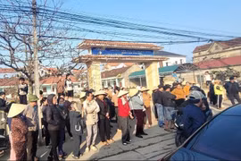 Rất đông phụ huynh học sinh tập trung phản đối không đồng ý để con em mình chuyển đến học ở địa điểm trường chính trung tâm phường Quảng Phúc, thị xã Ba Đồn. (Ảnh: Tá Chuyên/TTXVN)