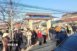 Rất đông phụ huynh học sinh tập trung phản đối không đồng ý để con em mình chuyển đến học ở địa điểm trường chính trung tâm phường Quảng Phúc, thị xã Ba Đồn. (Ảnh: Tá Chuyên/TTXVN)