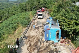Vụ tai nạn khiến 3 người tử vong tại chỗ, 5 người bị thương nặng được đưa đi cấp cứu và nhiều hành khách khác bị thương nhẹ. (Ảnh: Đinh Thùy/TTXVN)