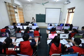 Giờ Tin học tại phòng máy của Trường THPT Dân tộc nội trú tỉnh Lạng Sơn. (Ảnh: Anh Tuấn/TTXVN)