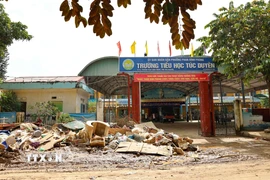 Phía ngoài cổng trường tiểu học Túc Duyên (phường Phan Đình Phùng) vẫn ngổn ngang bùn đất. (Ảnh: Thanh Tùng/TTXVN)