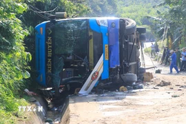 Vụ tai nạn khiến 3 người tử vong tại chỗ, 5 người bị thương nặng được đưa đi cấp cứu và nhiều hành khách khác bị thương nhẹ. (Ảnh: Đinh Thùy/TTXVN)