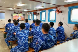 Cán bộ chiến sỹ xem tường thuật trực tiếp khai mạc Đại Hội. (Nguồn: VOV)