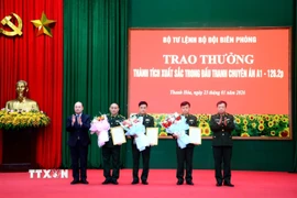 Bộ Tư lệnh Bộ đội Biên phòng tổ chức trao thưởng nóng cho các đơn vị thực hiện tốt Chuyên án A1-126.2p. (Ảnh: TTXVN phát)