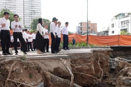 Đoạn sạt lở dài khoảng 30 m, rộng khoảng 16 m tính từ bờ kè vào đường Ba Đình - (Ảnh: Cổng thông tin điện tử TP. Hồ Chí Minh.)