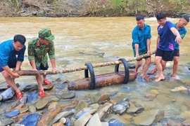 Quả bom có đường kính 30cm, dài 140cm, nặng khoảng 250kg. (Nguồn: Nhân Dân)