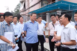 Chủ tịch Ủy ban Nhân dân thành phố Cần Thơ Trương Cảnh Tuyên (thứ 3, từ trái sang) kiểm tra công tác giải phóng mặt bằng dự án mở rộng Quốc lộ 91. (Ảnh: Thanh Liêm/TTXVN)