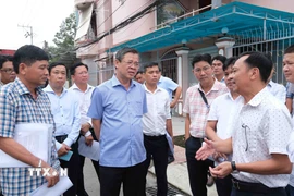 Chủ tịch Ủy ban Nhân dân thành phố Cần Thơ Trương Cảnh Tuyên (thứ 3, từ trái sang) kiểm tra công tác giải phóng mặt bằng dự án mở rộng Quốc lộ 91. (Ảnh: Thanh Liêm/TTXVN)