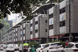 Bãi đỗ xe trên phố Nguyễn Công Hoan (Hà Nội) được xây dựng theo công nghệ Hàn Quốc, gồm 17 block cao 4 tầng, có hệ thống giám sát an ninh và các biện pháp phòng cháy chữa cháy. (Ảnh: Quốc Lũy/TTXVN)