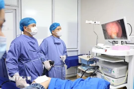 Các bác sỹ Bệnh viện Sản Nhi tỉnh Phú Thọ thực hiện ca phẫu thuật nội soi polup đại trạng cho bệnh nhân 13 tuổi với sự hỗ trợ chuyên môn từ Bệnh viện đa khoa tỉnh Phú Thọ. (Ảnh: TTXVN phát)
