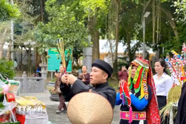 Thầy Mo dâng hương tại Đền Đông Cuông để xin phép các vị thần linh tổ chức lễ hội. (Ảnh: TTXVN phát)