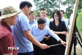 Thứ trưởng Bộ Xây dựng Nguyễn Danh Huy cùng Lãnh đạo UBND tỉnh Lào Cai kiểm tra thực địa vị trí ga Yên Bái. (Ảnh: Tuấn Anh/TTXVN)