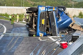 Hiện trường tai nạn khiến tài xế cùng phụ xe tử vong. (Nguồn: Vietnamnet)