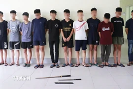 Các đối tượng có độ tuổi từ 15-17 tuổi cùng tang vật tại cơ quan chức năng. (Ảnh: TTXVN phát)