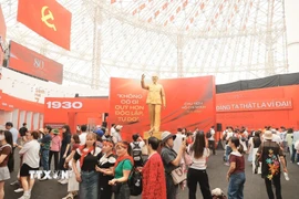 Triển lãm được tổ chức với quy mô lớn nhất từ trước đến nay, có sự tham gia của 28 bộ, cơ quan Trung ương, 34 địa phương và hơn 110 doanh nghiệp, tập đoàn kinh tế lớn với hơn 230 gian hàng trên toàn bộ diện tích trung tâm triển lãm. (Ảnh: Minh Quyết/TTXVN)