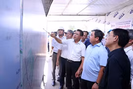 Bí thư Thành ủy Hà Nội Trần Đức Thắng kiểm tra tình hình triển khai Dự án đường Tây Thăng Long đoạn qua địa phận xã Ô Diên. (Ảnh: Văn Điệp/TTXVN)