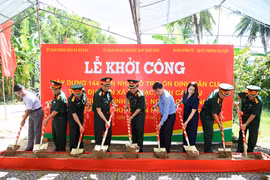 Thủ trưởng Bộ tư lệnh Quân khu 9, Đoàn Kinh tế 925 và lãnh đạo xã Đá Bạc thực hiện nghi thức động thổ khởi công xây dựng công trình. (Ảnh: Chanh Đa/TTXVN)