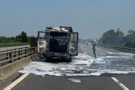 Chiếc xe tang bị lửa thiêu rụi (Nguồn: Dân Trí)