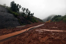 Sạt lở nghiêm trọng trên tuyến cao tốc La Sơn – Túy Loan đi qua xã Khe Tre, thành phố Huế. (Ảnh: Đỗ Trưởng/TTXVN)