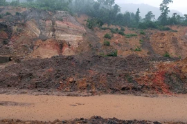 Tại điểm sạt lở ở Km46 trên tuyến cao tốc La Sơn – Túy Loan sáng 28/10/2025. (Ảnh: Đỗ Trưởng/TTXVN)