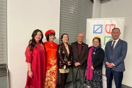 Nghệ sỹ Kiều Anh chụp ảnh lưu niệm cùng Đại sứ Phạm Trường Giang. (Nguồn: TTXVN)