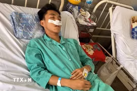Nam sinh đang được điều trị tại bệnh viện. (Ảnh: TTXVN phát)