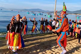 Một số hoạt động trong phần hội của Lễ hội cầu ngư làng chài Tân Phụng. (Ảnh: Trịnh Bang Nhiệm/TTXVN)