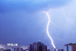 Mây đen kèm mưa lớn và sấm chớp trên bầu trời phía Tây trung tâm Hà Nội lúc 18h. (Ảnh: Lâm Khánh/TTXVN)