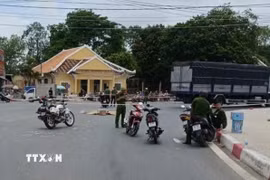 Hiện trường vụ tai nạn giao thông giữa xe tải và xe môtô trước Khu di tích Ngã tư Đức Hòa, xã Đức Hòa, tỉnh Tây Ninh khiến 2 người tử vong. (Ảnh: TTXVN phát)