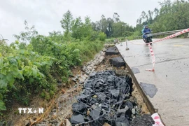 Tuyến đường huyết mạnh nối phía Tây với phía Đông tỉnh Đắk Lắk, cũng hư hỏng nặng do mưa lũ. (Ảnh: Tuấn Anh/TTXVN)