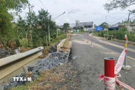 Sạt lở trên quốc lộ 29 làm tăng nguy cơ mất an toàn giao thông. (Ảnh: Tuấn Anh/TTXVN)