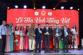 Các thành viên ban tổ chức và nhà tài trợ nhận kỷ niệm chương của chương trình. (Ảnh: Việt Dũng/TTXVN)