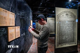 Khách tham quan Trưng bày. (Ảnh: Khánh Hoà /TTXVN)