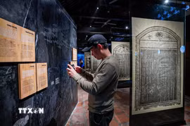 Khách tham quan Trưng bày. (Ảnh: Khánh Hoà /TTXVN)