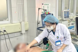 Bác sỹ thăm khám cho bệnh nhân. (Nguồn: Lao động Thủ đô)
