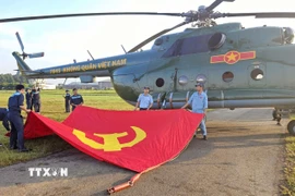 Máy bay trực thăng Mi 171 treo cờ trước giờ bay huấn luyện ghép hình. (Ảnh: TTXVN phát)