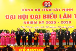 Đồng chí Nguyễn Văn Nên, Ủy viên Bộ Chính trị, Thường trực Tiểu ban Văn kiện Đại hội 14 của Đảng, tặng hoa chúc mừng Đại hội. (Ảnh: Thanh Bình/TTXVN)