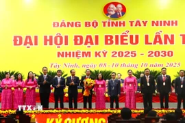 Đồng chí Nguyễn Văn Nên, Ủy viên Bộ Chính trị, Thường trực Tiểu ban Văn kiện Đại hội 14 của Đảng, tặng hoa chúc mừng Đại hội. (Ảnh: Thanh Bình/TTXVN)