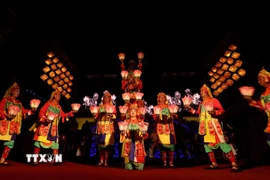 Xuất phát từ một điệu múa trong nghi lễ Phật giáo, sau đó được vua Minh Mạng tiếp nhận và sửa đổi, chính thức có tên gọi Lục cúng hoa đăng từ thời đó. (Ảnh: Nhật Anh/TTXVN)