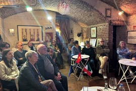 Những người bạn Italy yêu mến Việt Nam tham dự buổi Tọa đàm tổng kết tháng kỷ niệm 80 năm Quốc khánh Việt Nam. (Ảnh: Trường Dụy/TTXVN)