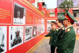 Các đại biểu tham quan triển lãm. (Ảnh: Mạnh Minh/TTXVN)