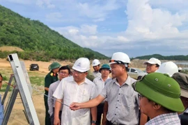 Phó Chủ tịch UBND tỉnh Ninh Thuận Trịnh Minh Hoàng (thứ 3, phải sang) kiểm tra vướng mắc tại dự án thủy điện tích năng Bác Ái. (Ảnh: TTXVN)