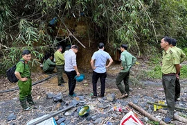 Cơ quan chức năng phát hiện một điểm khai thác khoáng sản trái phép tại Đắk Glong. (Nguồn: Báo Lâm Đồng)