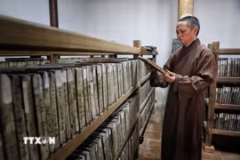 Chùa còn lưu giữ bộ kinh Phật khắc trên gỗ thị được đánh giá là cổ nhất của dòng thiền Lâm Tế. (Ảnh: Danh Lam/TTXVN)