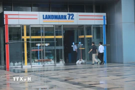 Bao cát được sử dụng phổ biến trong công tác chặn chống cửa khi giông lốc mạnh. (Ảnh: Hoàng Hiếu/TTXVN)