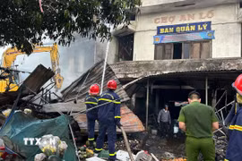 Lực lượng chức năng có mặt kịp thời khống chế ngọn lửa. (Ảnh: Đỗ Trưởng/TTXVN)