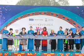 8 nhóm Mông đến từ Cao Bằng, Lào Cai, Tuyên Quang, Điện Biên, Phú Thọ, Nghệ An làm nghi thức khai mạc Ngày hội. (Ảnh: Khánh Hoà/TTXVN)