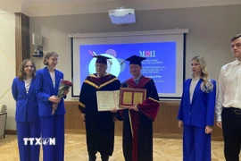 Giáo sư, Tiến sỹ Trần Hồng Thái nhận bằng và chứng nhận Tiến sỹ danh dự của MPEI từ Giáo sư Nikolay Rogalev. (Ảnh: TTXVN phát)